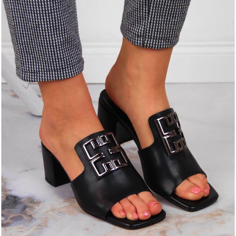 Damtofflor i skinn på den svarta Filippo-stolpen 1