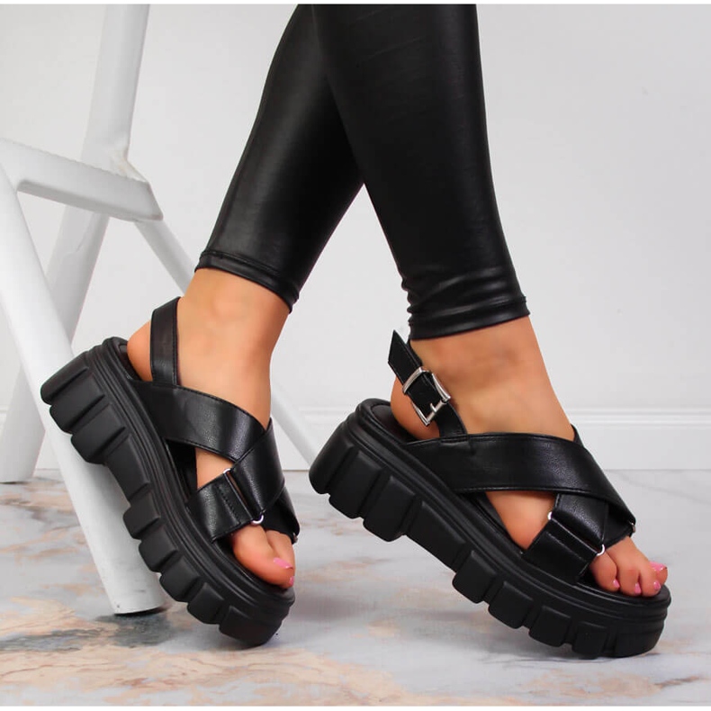 Damsandaler på den svarta Jezzi-plattformen 1