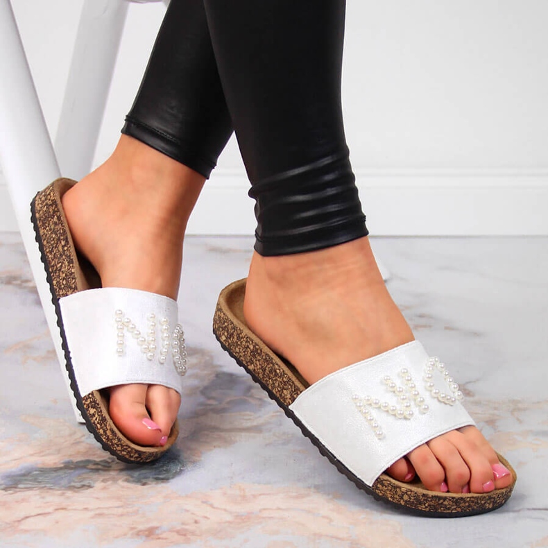 Kvinnors vita tofflor med pärlor eVento 1