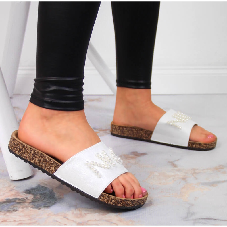 Kvinnors vita tofflor med pärlor eVento 2