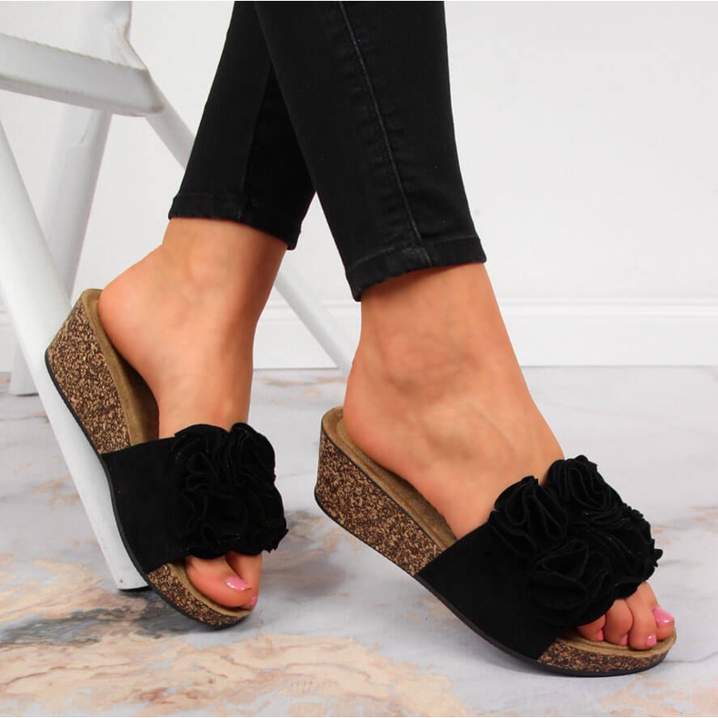 Kvinnors svarta wedge tofflor med blommor eVento 1