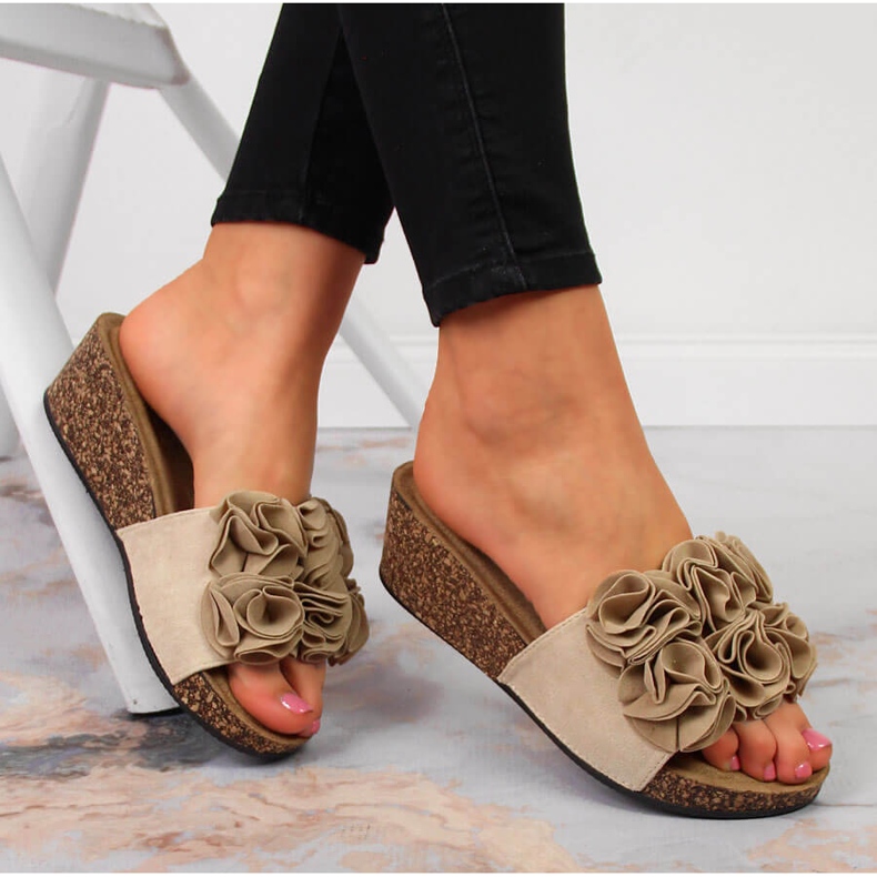 Kvinnors beige wedge tofflor med blommor eVento 1
