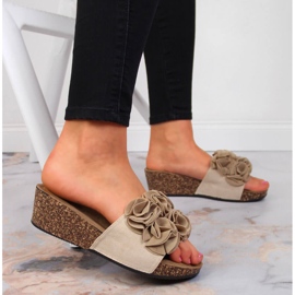 Kvinnors beige wedge tofflor med blommor eVento 2