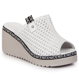 Damtofflor i läder på en kilvit Artiker 1