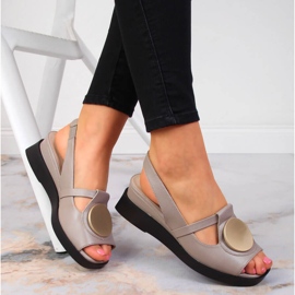 Skinnsandaler för kvinnor på Artiker taupe wedge beige 1