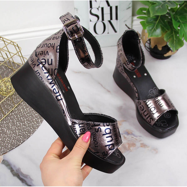 Skinnsandaler för kvinnor med en metallisk Artiker-kil silver- grå 1