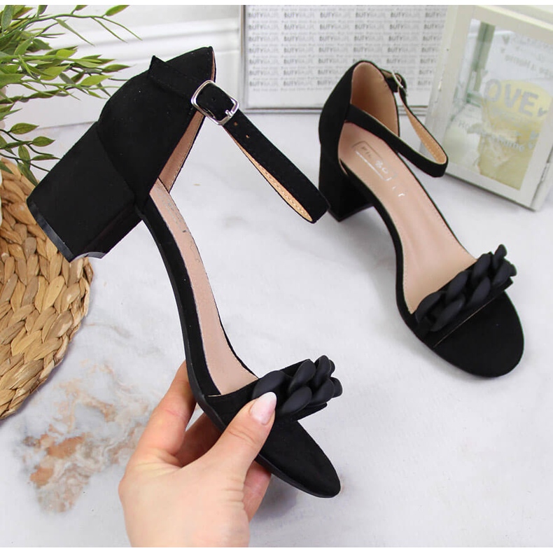 Svarta Filippo damsandaler på stolpe med kedja 1