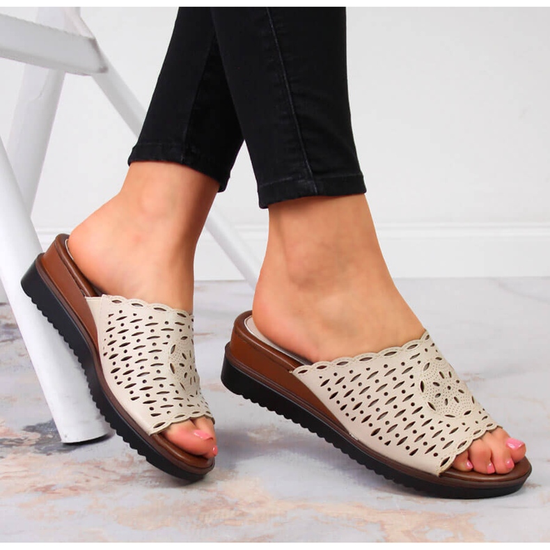 Beige genombrutna Jezzi-tofflor med kil för kvinnor 1