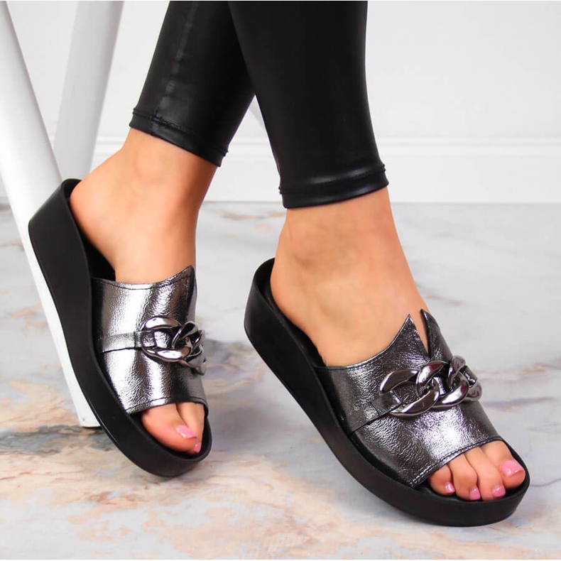 Damtofflor i skinn med kedja silver T.Sokolski 2