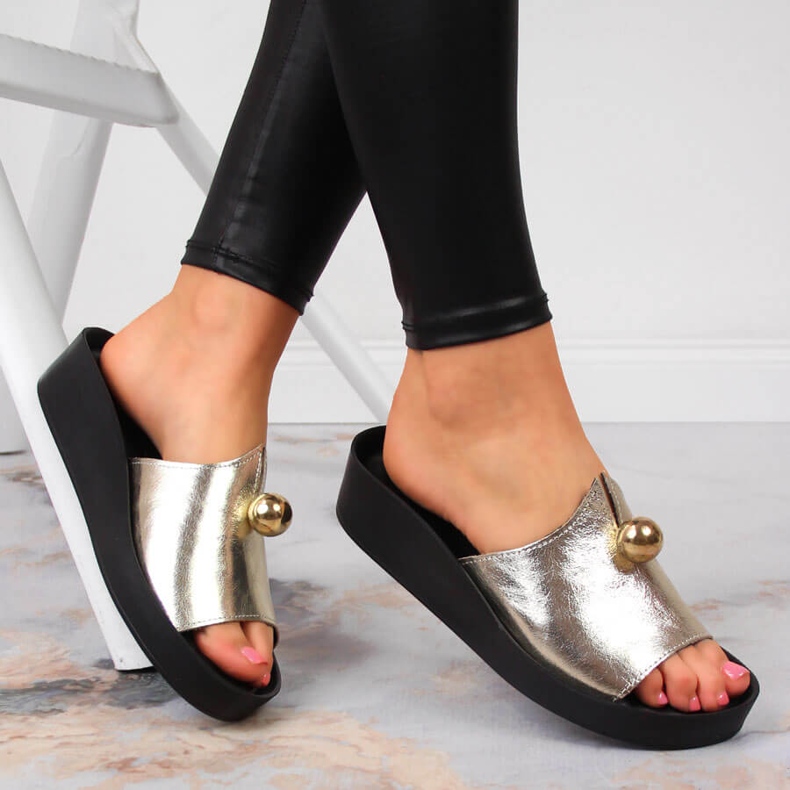 Damtofflor i skinn med guldprydnad T.Sokolski gyllene 1