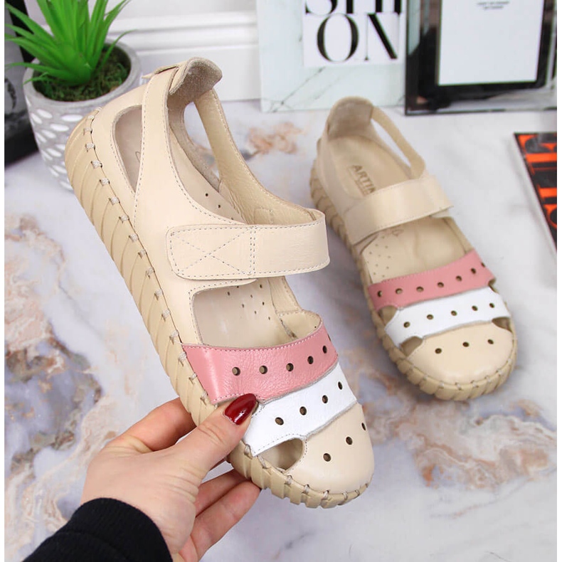 Skinnsandaler för kvinnor med genombrutna Artiker beige 1