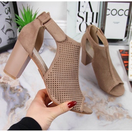 Damsandaler med kardborrebeige Sabatina 1