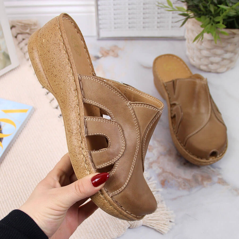 Läder beige wedge tofflor Łukbut 650 1