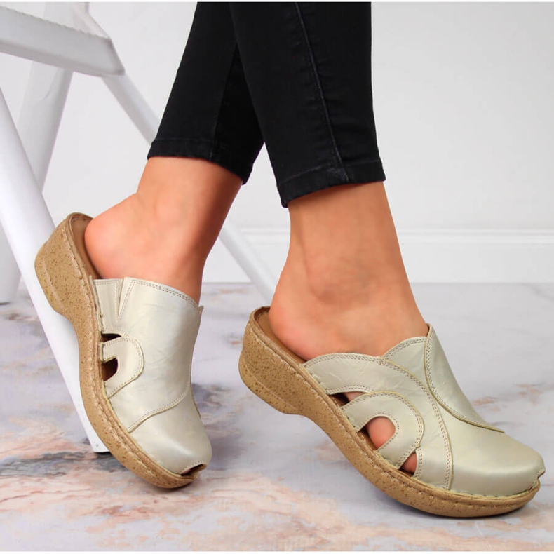 Tofflor med kil i guld Łukbut 650 gyllene 1