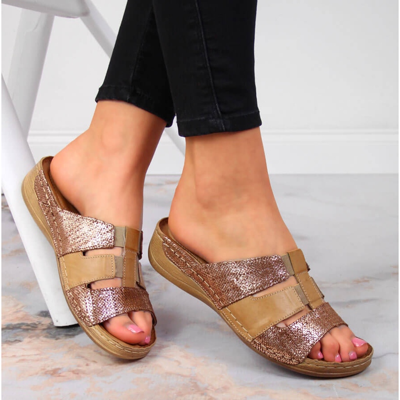 Lädertofflor i beige och guld med elastiska band Łukbut 1103 gyllene 1