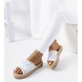 Vita tofflor på Susanna-plattformen 1