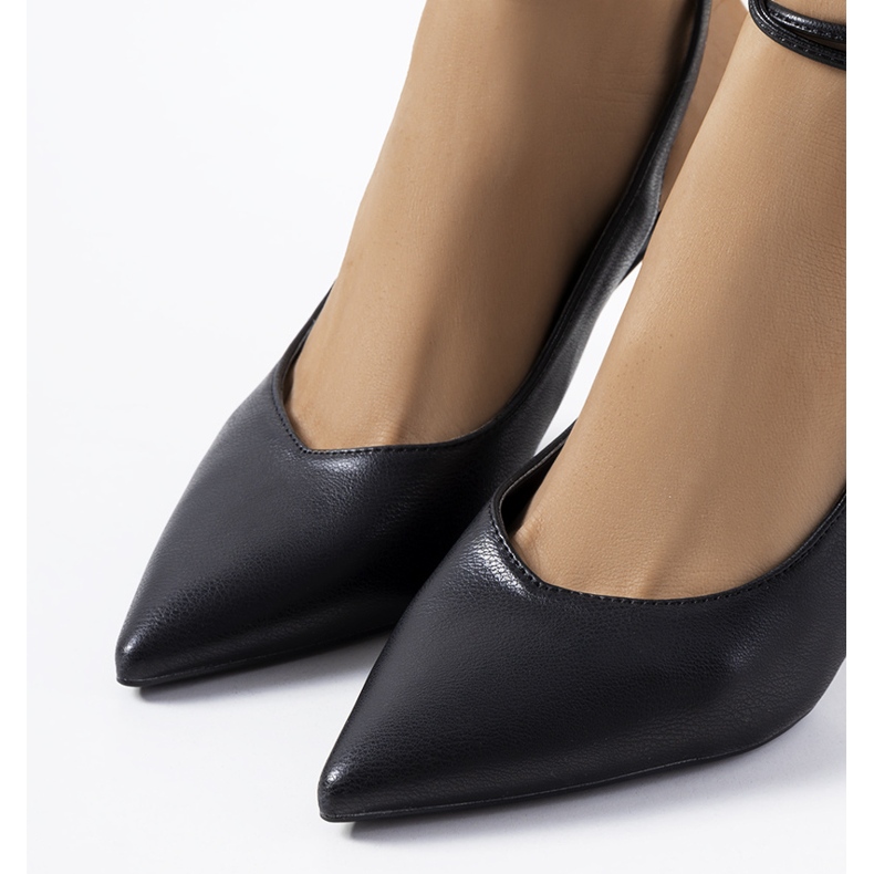 Svarta snörklackar från Latvala 1