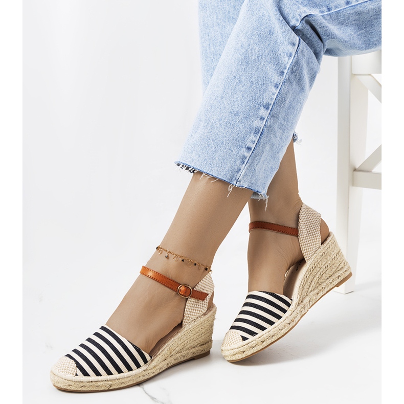 Svarta espadrillor på Garvan-kilen beige 2