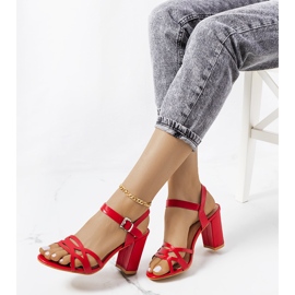 Röda sandaler på en dockningsstolpe 1