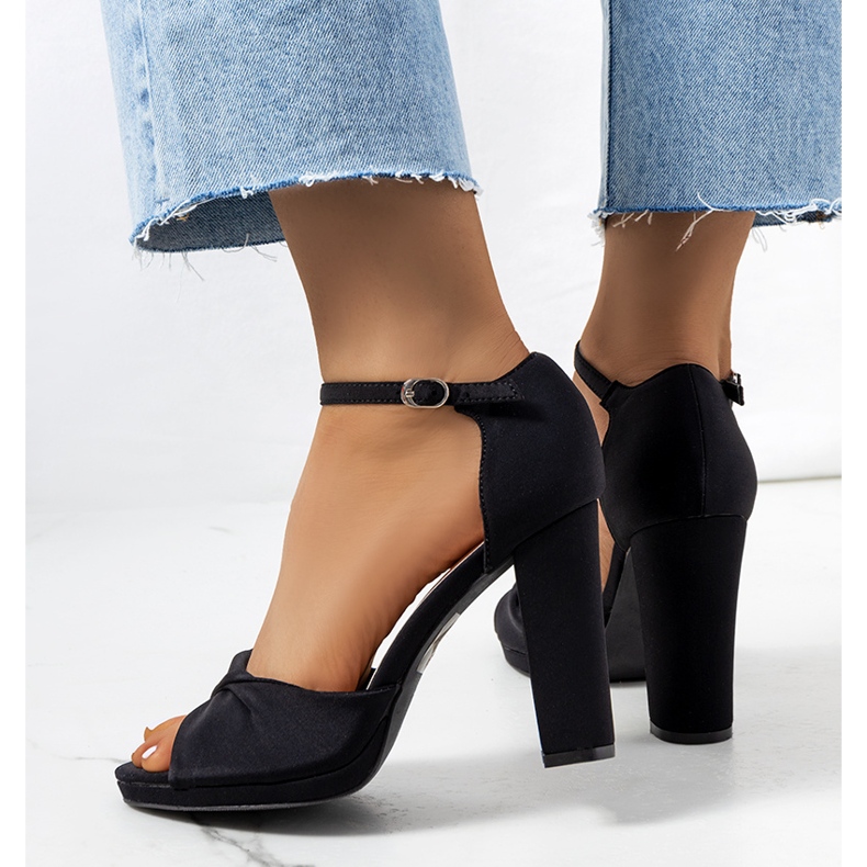 Svarta sandaler på Larana-stolpen 1