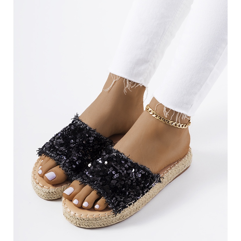 Svarta tofflor på Susanna-plattformen 1