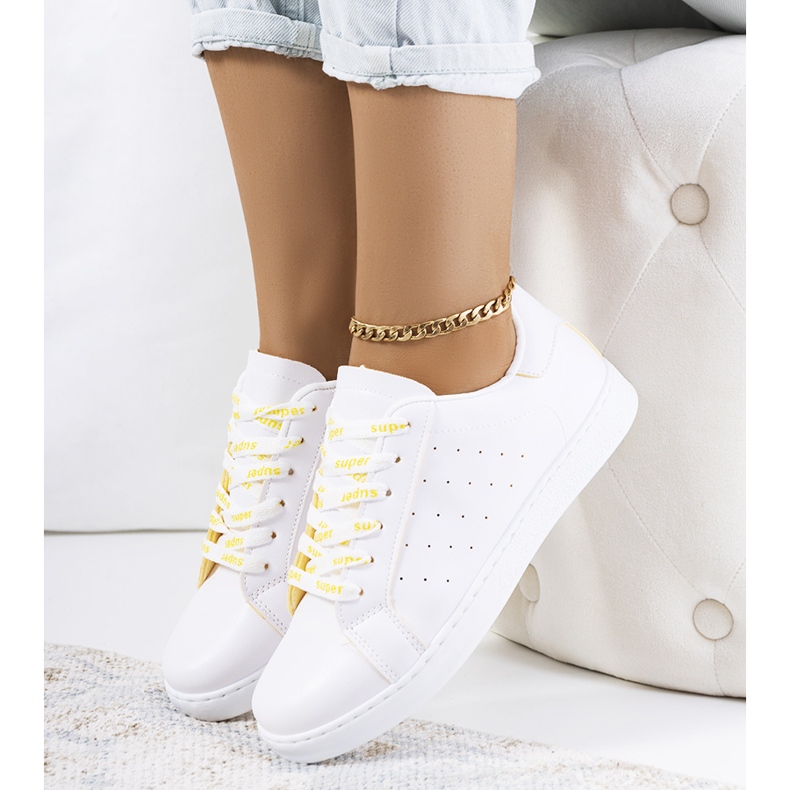 Koho vita och gula sportskor 1