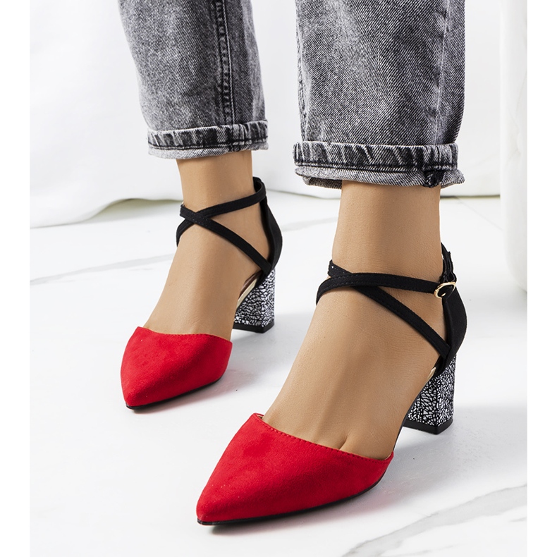 Röda och svarta pumps på Kittie-stolpen 1