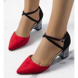 Röda och svarta pumps på Kittie-stolpen 2