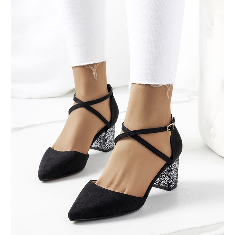 Svarta pumps på Kittie-stolpen 1