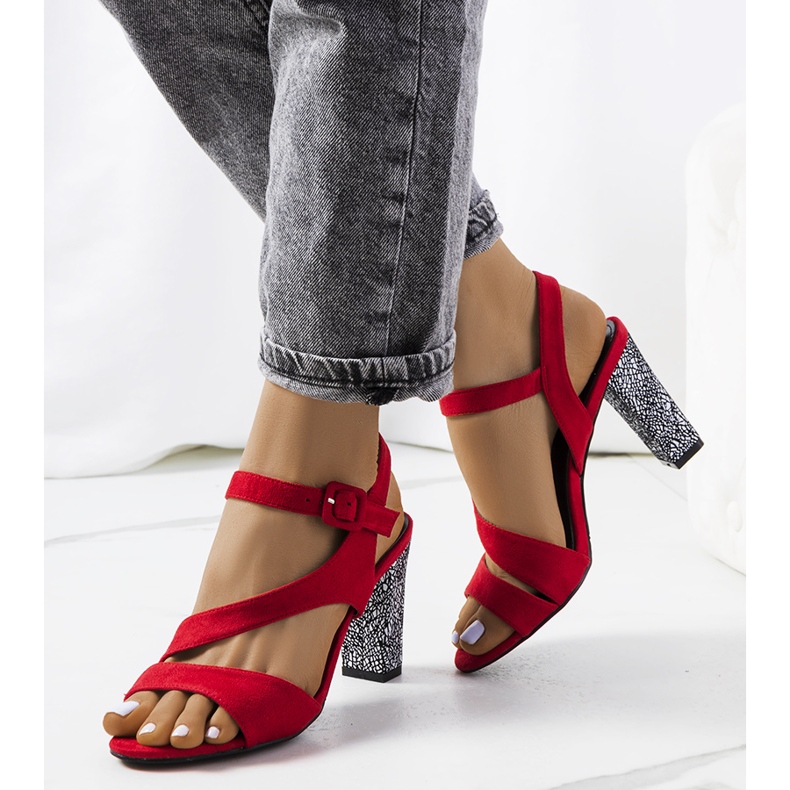 Röda sandaler på en Murdock-stolpe 1