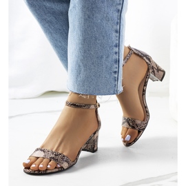 Beige sandaler på stolpe med Azevedo ormmotiv 1