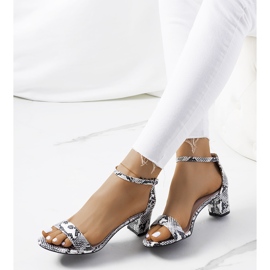 Vita sandaler på en stolpe med Azevedo ormmotiv 1