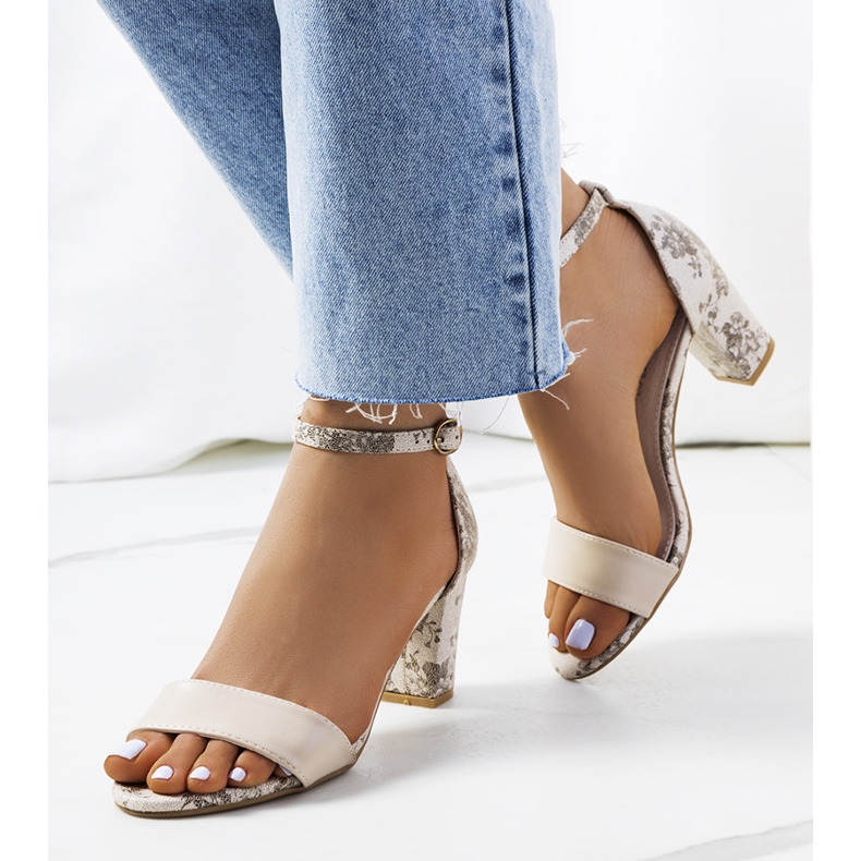 Beige sandaler på en Raglandstolpe 1