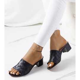 Svarta vävda tofflor på Verdun-stolpen 1