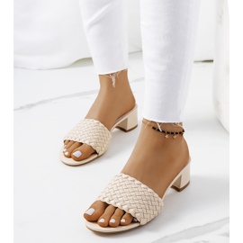 Beige vävda tofflor på Verdun-stolpen 1