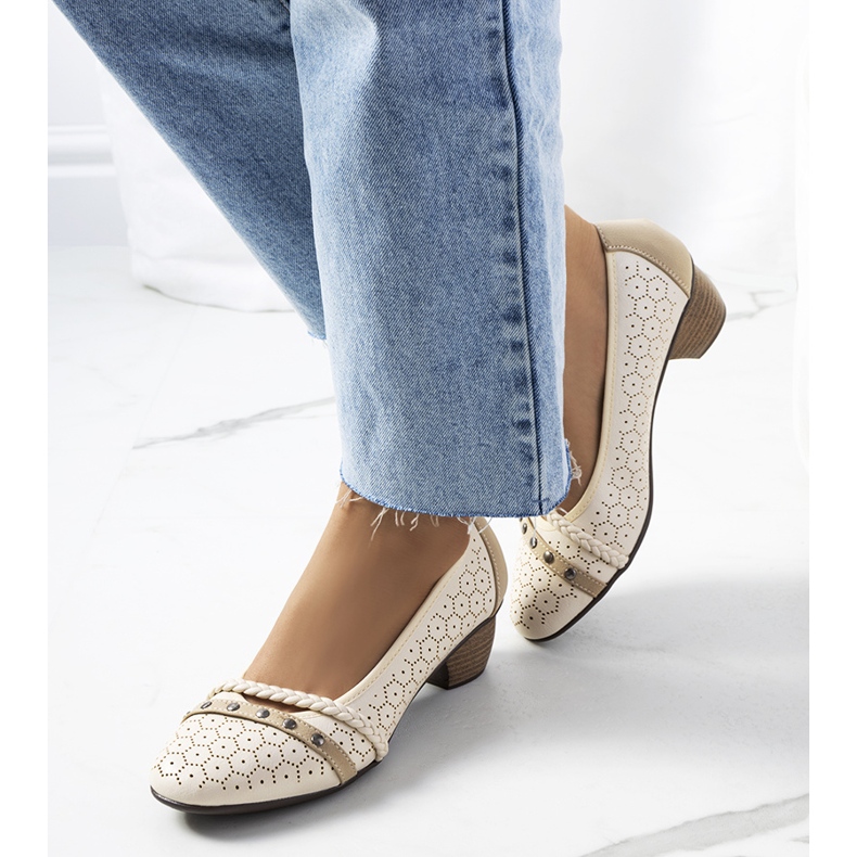 Hernandez beige genombrutna pumps 1