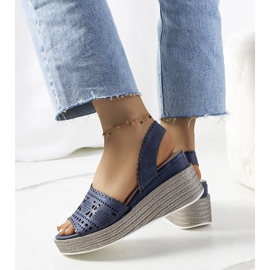 Marinblå genombrutna sandaler på en kilbibel 2