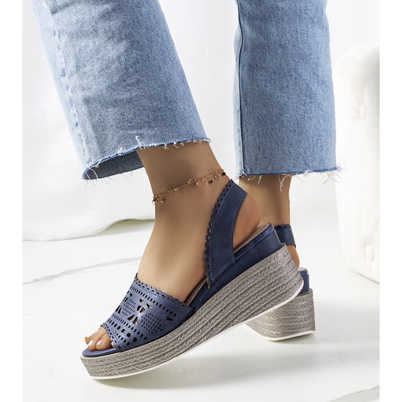 Marinblå genombrutna sandaler på en kilbibel 2