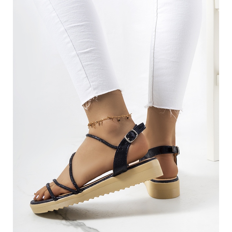 Kul. Svarta sandaler för kvinnor 1