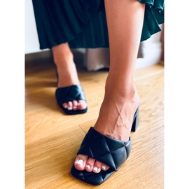 Bredklackade Helen Black tofflor svart 1