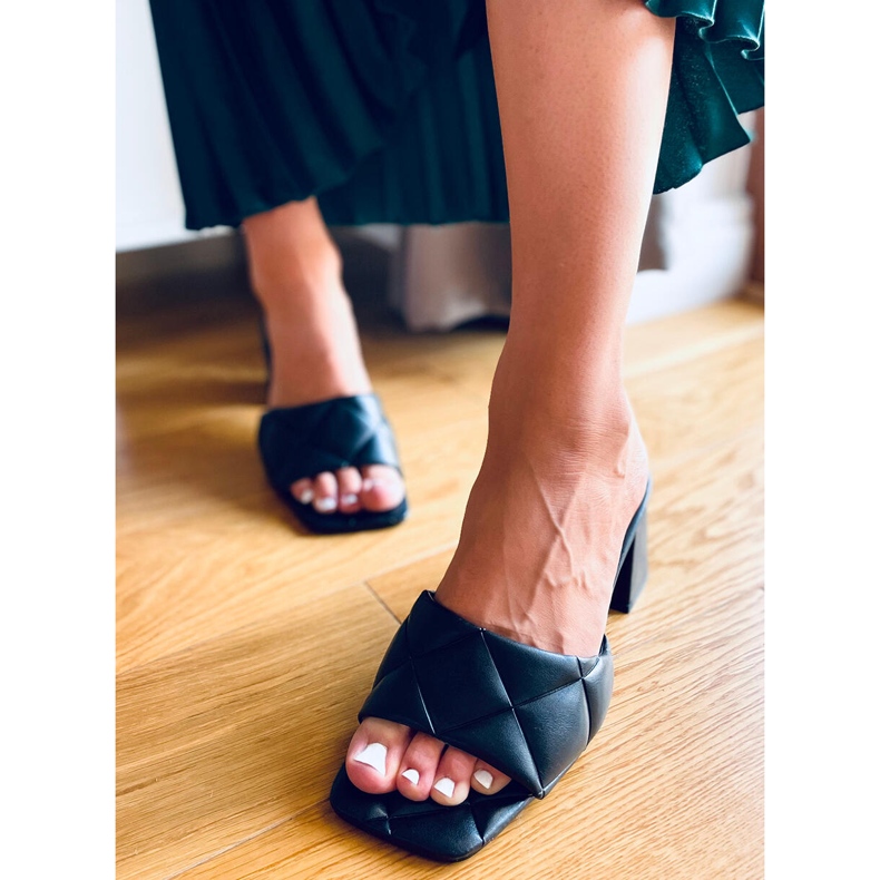 Bredklackade Helen Black tofflor svart 1