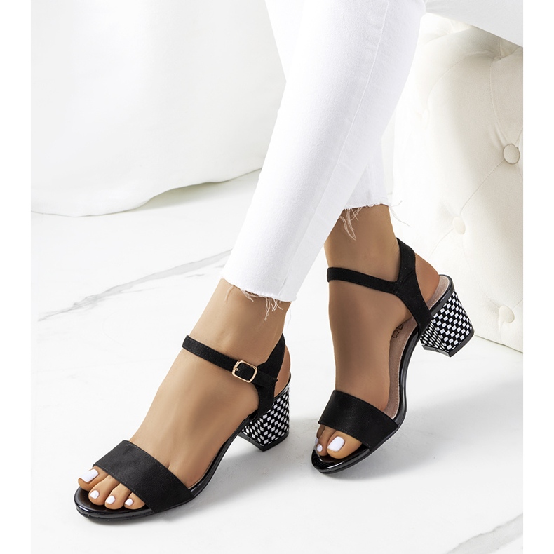 Svarta sandaler på en Harbin-stolpe 1