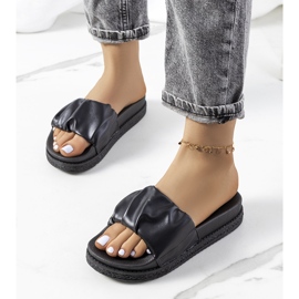 Svarta tofflor på Baldwin-plattformen 1