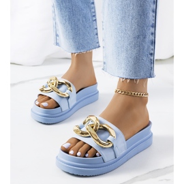 Blå tofflor på Berloz-plattformen 1