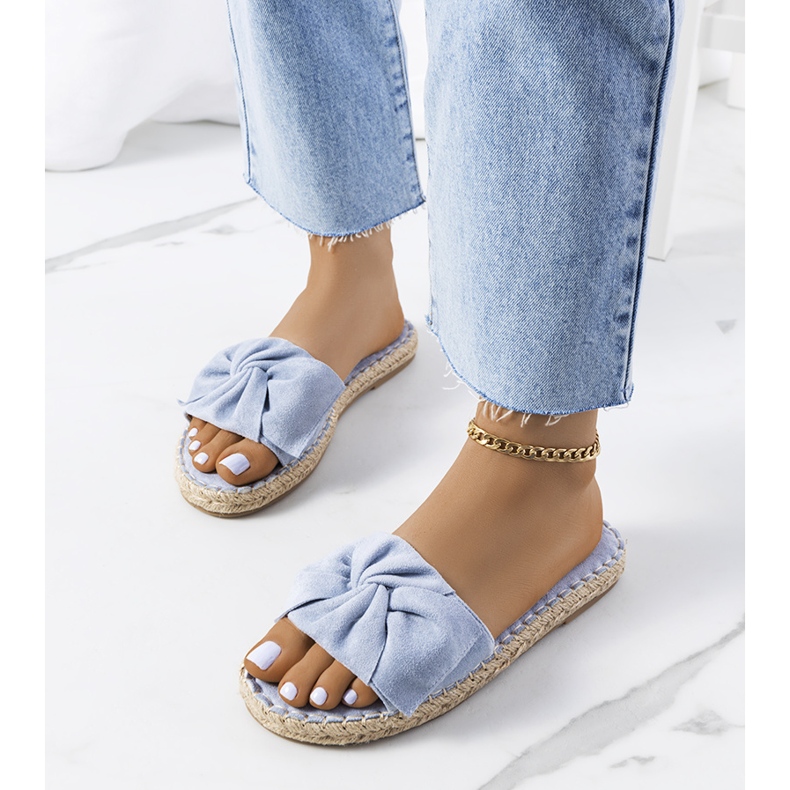 Blå tofflor med en Krina rosett 1