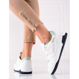 DK Sportskor på plattformen grön 1