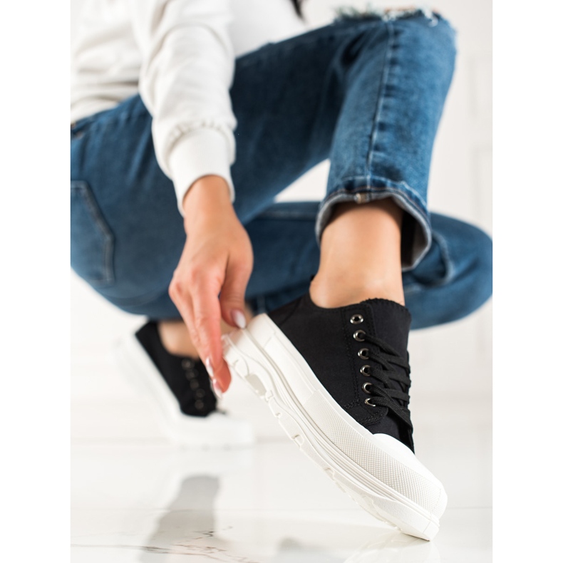 TRENDI Svarta sneakers på plattformen 1