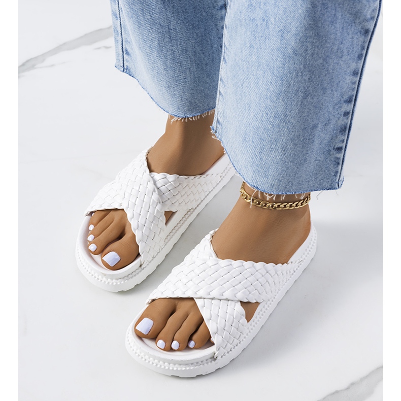 Vita tofflor på Bierings plattform 1