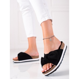 Marquiz Tofflor På Plattformen Med En Rosett svart 1