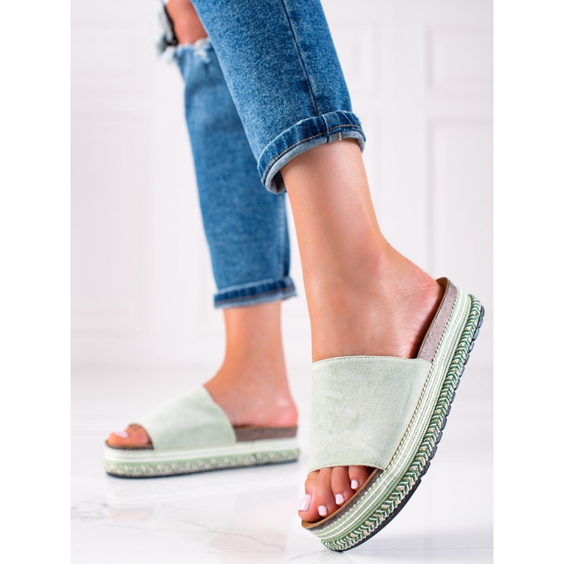 Bestelle Gröna Tofflor På Plattformen 1